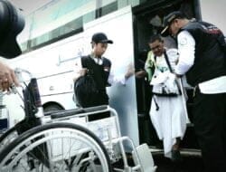 Makkah Terima Jemaah dari Madinah dan Tanah Air, Petugas Siaga Layanan Lansia