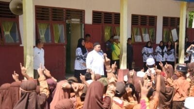 Bupati Bagikan Susu Gratis ke Murid SD sebagai Stimulus Semangat Belajar