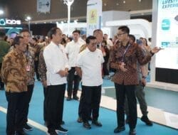 Dirut PLN Paparkan Kesiapan Ekosistem Kendaraan Listrik di Booth PLN di PEVS 2024 kepada Presiden