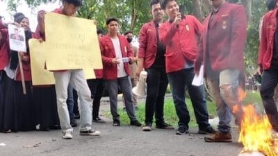 Aksi Kekecewaan, Mahasiswa Bakar Replika Pocong di Depan Kantor Bupati Langkat