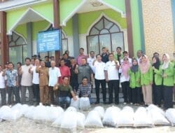 Bupati Tapsel Tabur Ribuan Benih Ikan di Angkola Selatan