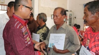 Saat Bagikan BLT, Ini Pesan Bupati Toba