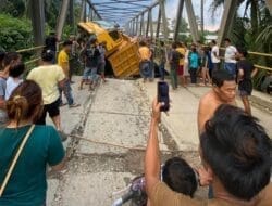 Jembatan Amblas, Truck Galian C Nyaris Nyemplung ke Sungai