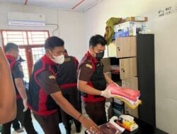 Tim Pidsus Kejari Labuhanbatu Geledah Rumah Mantan Kades Bangun Rejo Labura