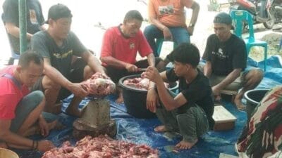 Kemeriahan Kamp 13 Saat Potong Kurban di Mushola Nurul Iman