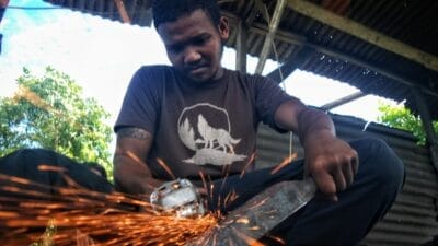 Pandai Besi Tradisional yang Masih Bertahan di Era Modern