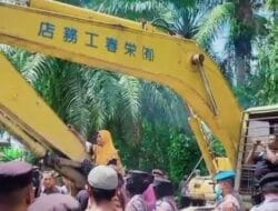 Penggusuran Rumah di Tanjung Pura Nyaris Ricuh, Warga Hadang Alat Berat