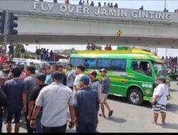 Protes Rute Dirubah, Ratusan Supir Bus Blokir Jalan Jamin Ginting Medan