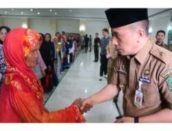 Pj. Bupati Paluta Salurkan Bantuan Zakat ASN kepada Masyaarakat