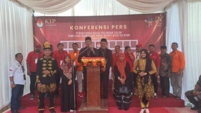 Ribuan Pendukung Tgk Amran – Akmal Arak-arakan Usai Mendaftar di KIP
