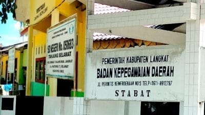 Kasus PPPK Langkat, Guru Honorer Gelar Aksi ‘Mengajar’ di Polda Sumut