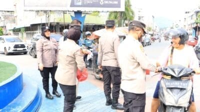 Sambut HUT ke-79 RI, Polres Labuhanbatu Bagi Ratusan Bendera