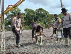 Polsek Trumon Timur Bersama Warga Gotongroyong Bangun Masjid