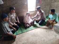 Ringankan Beban, Polsek Kluet Utara Bagikan Bahan Pokok kepada Lansia