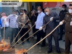 Kejari Paluta Musnahkan Barang Bukti Sudah Berkekuatan Hukum Tetap (Inkracht)