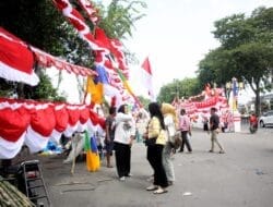Penjual dan Pembeli Bendera di Makam Pahlawan Mulai Ramai