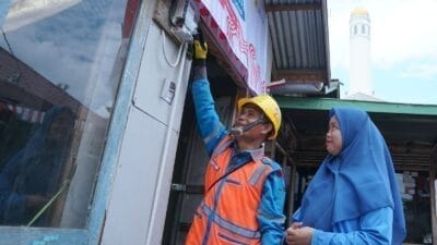 Donasi Pegawai PLN Nyalakan 7.357 Listrik Gratis bagi Keluarga Kurang Mampu
