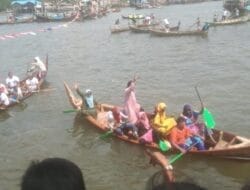 Lomba Pacu Sampan di Desa Perlis Pangkalan Brandan Meriah