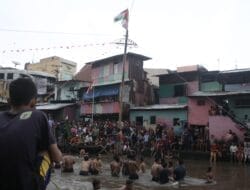 Lomba Panjat Pinang di Aliran Sungai, Tradisi Kampung Aur