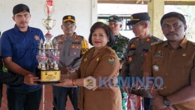 Juara 1 Satkamling se-Sumut, Bupati Karo Serahkan Penghargaan kepada Warga Desa Lausimomo