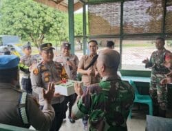 Dengan Membawa Kue Tart, Kapolsek Barteng dan Jajaran Datangi Koramil 10/Binanga