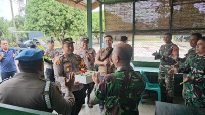 Dengan Membawa Kue Tart, Kapolsek Barteng dan Jajaran Datangi Koramil 10/Binanga