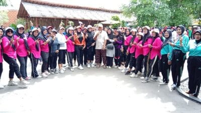 Ratusan Emak-emak Meriahkan Senam Sehat bersama Divisi Kewanitaan Baja Hitam