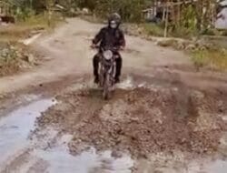 Jalan Berlumpur Penyuluh Agama Daerah Terluar