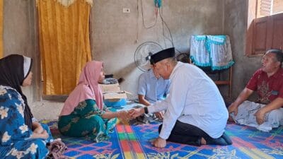 Jenguk Penderita Tumor di Desa Hutarimbaru, Saipullah Kasih Bantuan Biaya
