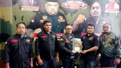 Wakil Ketua GRIB Jaya Sumut Serahkan SK Penunjukkan Koko Hasibuan Sebagai Plt Ketua GRIB Jaya Paluta