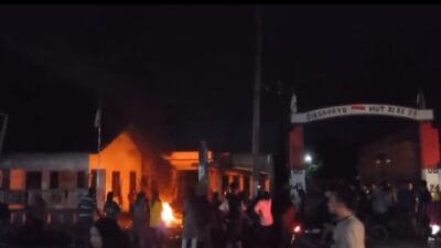 Kesal Janji Tak Ditepati, Warga Serapuh Asli Bakar Ban di Kantor Desa