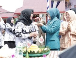 Atika Azmi Potong Tumpeng di Acara Peringatan HGN dan HUT ke 79 PGRI
