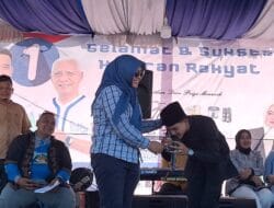 Cawabup Madina Atika Azmi Nyawer di Acara Pesta Rakyat Bersama Bobby-Surya