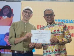Pj Bupati Faisal Hasrimy Terima Mohammad Syafei Awards