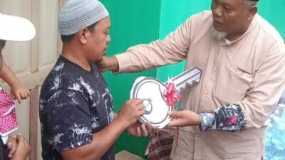 Bertahun-tahun Tinggal di Rumah Tak Layak Huni, Cabup Iskandar Beri Kunci Rumah Baru