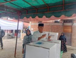 Bupati Madina dan Ketua TP PKK Mencoblos di TPS 002 Panyabungan II