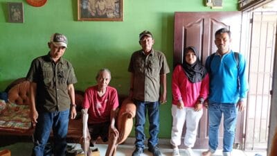 Jumat Barokah, Pemerintah Desa Bakaranbatu Deliserdang Berbagi Tongkat Kesehatan