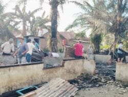 Warga Bersihkan Puing Kebakaran, Rumah Janda dan Anak Kebutuhan Khusus Segera Dibangun