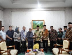 Kakanwil Kemenagsu Terima Anugerah Achievement Person KIP