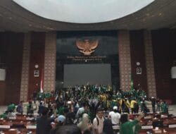 Mahasiswa Kuasai Ruang Paripurna DPRD Sumut