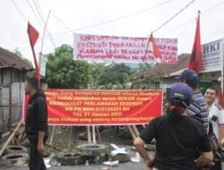 Warga Blokade Jalan Pantai Timur Melawan Eksekusi Tanah dan Bangunan
