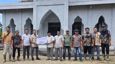 PTPN IV Unit Kebun Balap Serahkan TJSR 2024 untuk Masjid Taqwa Desa Sari Kenanga