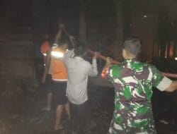 Tiga Armada Damkar Keroyok si Jago Merah saat Haguskan Dua Rumah Warga di Trumon Teungah