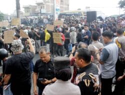 Ribuan Pengunjukrasa Buat Macet di Depan Mapolda Sumut