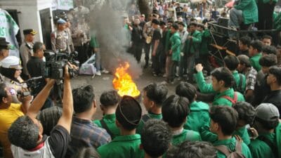 Terkait Efisiensi Anggaran, Mahasiswa UINSU Unjuk Rasa ke DPRD Sumut, Sampaikan 6 Tuntutan