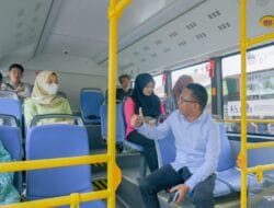 Zaki Gunakan Bus Listrik Berangkat ke Kantor Wali Kota