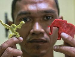 Daur Ulang Sampah Plastik Jadi Karya Seni Yang Bermanfaat