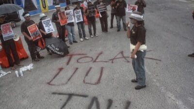 Aliansi Masyarakat Sipil Unjuk Rasa Tolak Pengesahan UU TNI di Pos Block Medan