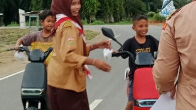 Pramuka SMAN 1 Batahan Berbagi Takjil