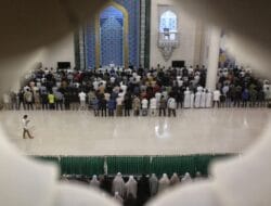 Warga Antusias Salat Tarawih Pertama di Masjid Agung Medan
